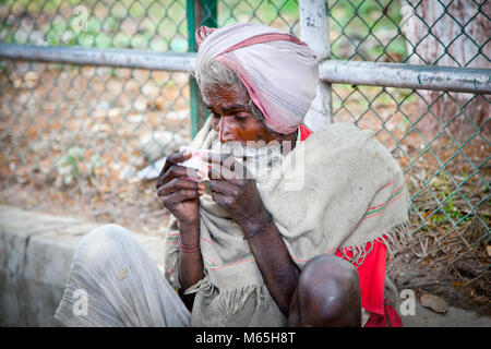 Katmandou, Népal - 18 MAI : Unidentified personne sans-abri mendie dans la rue le 18 mai 2013 à Katmandou, au Népal. Autour de 2,8 millions de personnes au Népal liv Banque D'Images