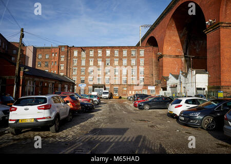 Moulin d'usure ou d'un déversoir à Stockport. L'ancienne manufacture de coton se tient sous le viaduc de Stockport Banque D'Images