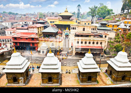 Katmandou, Népal - 18 mai : cérémonie de crémation le long de la rivière Bagmati au temple de Pashupatinath saint Temple complexe, le 18 mai 2013 à Katmandou, au Népal. C'est Banque D'Images