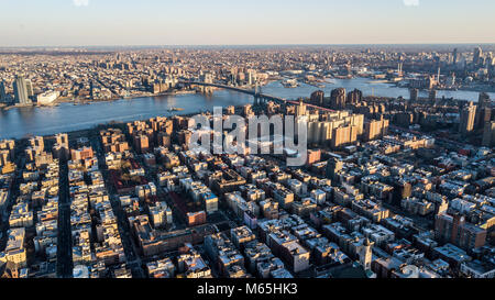 Le pont de Williamsburg et le Lower East Side, Manhattan, New York City Banque D'Images