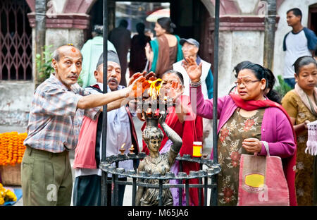 Katmandou NÉPAL,-mai 19 h Les dévots sont la purification par le feu en Seto Machindranath ou Jana Bahal Temple le 19 mai 2013 à Katmandou, au Népal. Jana Bahal Te Banque D'Images