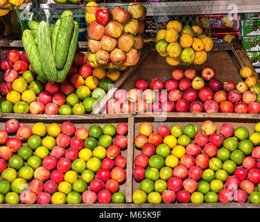 Scène de rue à Adimali village de Kerala, en Inde. La vente de fruits. Banque D'Images