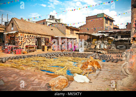 BHAKTAPUR, NÉPAL - 20 mai. 2013 : l'organisation népalaise non identifiés à l'extérieur d'une artisane pots magasin de poterie à Bhaktapur, Népal le 20 mai 2013. Bhaktapu Banque D'Images