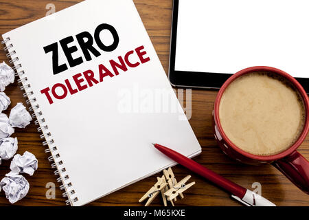 Par contre l'écriture de texte conceptuel inspiration légende indiquant la tolérance zéro. Concept d'entreprise pour la politique de châtiment écrit sur le bloc-notes sur le wo Banque D'Images