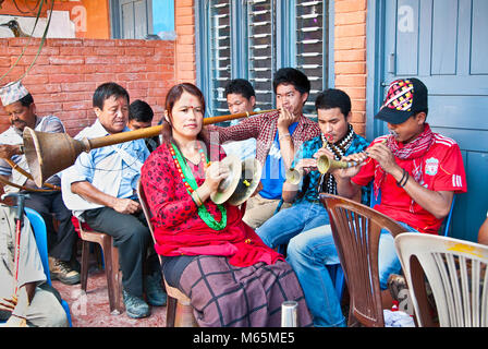 POKHARA, NÉPAL-mai 25. 2013 : un ovni musiciens népalais jouer traditionnel laiton instrumet le 25 mai 2013 à Pokhara, au Népal. Pokhara est situé à Banque D'Images