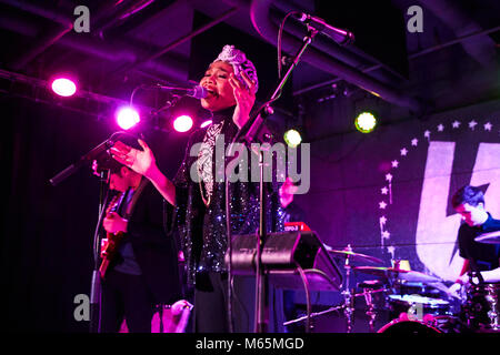 Yuna, Yunalis binti Mat Zara'ai, musicien chanteur auteur-compositeur artiste malaisienne effectuant à U Street Music Hall. Washington, D.C., 5 février 2014 Banque D'Images