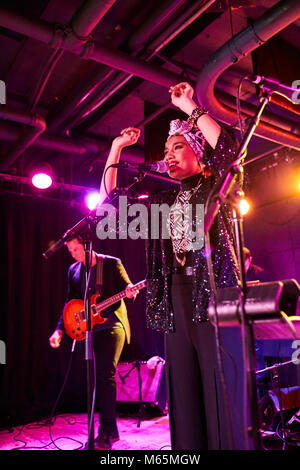 Yuna, Yunalis binti Mat Zara'ai, musicien chanteur auteur-compositeur artiste malaisienne effectuant à U Street Music Hall. Washington, D.C., 5 février 2014 Banque D'Images