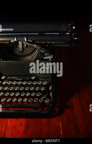 Une antique machine à écrire sur une table en bois tachée retro vintage effet filtre instagram ou l'action de l'app Banque D'Images