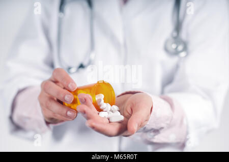 Comprimés, comprimés de verser à partir de la bouteille en main du médecin Banque D'Images