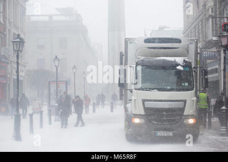 Dublin/Irlande - 02/28/2018. Bête de l'Est, Van camion en stationnement sur rue Talbot par sur Connell Street, dans le centre de Dublin en pleine tempête panoplie enneigé Banque D'Images