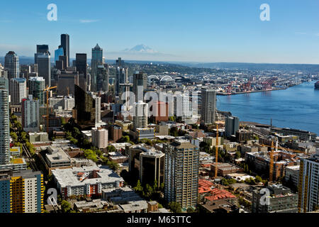 WA13786-00...WASHINGTON - vue sud depuis la Space Needle, y compris les gratte-ciel du centre-ville de Seattle, Elliott Bay, la Grande roue. 2017 Banque D'Images