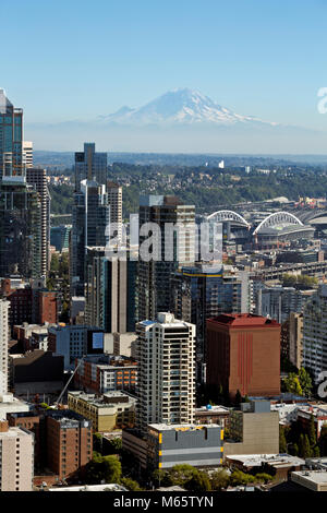 WA13791-00...WASHINGTON - vue sud depuis la terrasse d'observation sur la Space Needle, y compris les gratte-ciel du centre-ville de Seattle, 2017 Banque D'Images