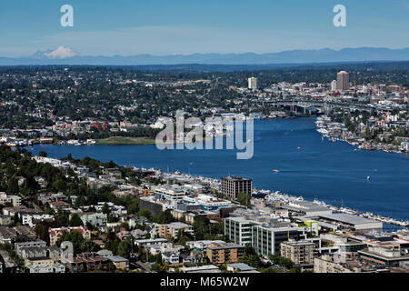 WA13794-00...WASHINGTON - vue nord sur le lac Union, le parc Gas Works, le pont Ship Canal, l'Université de Washington et les montagnes Cascade. 2017 Banque D'Images