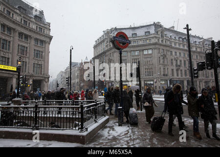 'Bête de l'Est' artic hits météo Oxford Street, West End, Londres, comme la Grande-Bretagne est secouée par les vents sibériens et fortes averses de neige. Banque D'Images