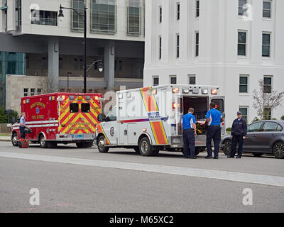 Haynes ambulanciers charger un patient en attente d'une ambulance pour le transport vers un hôpital local à Montgomery, en Alabama, USA. Banque D'Images