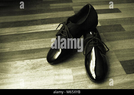 Chaussures en cuir verni noir pour l'homme à la danse Banque D'Images