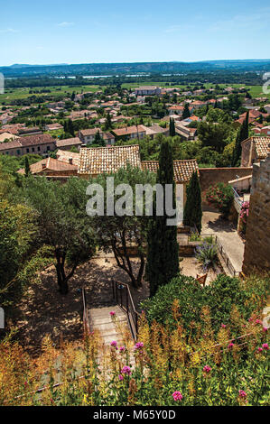 Collines de Provence vu depuis le village de Châteauneuf-du-Pape, avec des toits, arbres, ciel bleu et journée ensoleillée. Région Provence-Alpes-Côte d'Azur, France. Banque D'Images