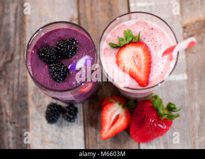 L'alimentation saine. Des smoothies de fruits, milkshakes faite avec des bleuets frais et des fraises dans un verre Banque D'Images