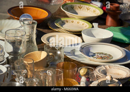 Vaisselle et Verrerie en vente au marché de pays de racine dans le comté de Lancaster, Pennsylvanie, USA Banque D'Images