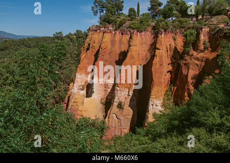 Voir l'ocre des falaises de terre sous un ciel bleu ensoleillé, dans un parc près du village de Roussillon. Situé dans la région de la Provence, dans le sud-est de la France. Banque D'Images