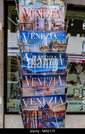 Calendriers Venise 2018 exposés sur un rack, à l'extérieur d'une boutique de souvenirs. Boutiques de souvenirs. Venise, Italie, Europe, Union européenne, UE. Banque D'Images