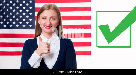 Souriante jeune femme sur fond du drapeau des États-Unis. Drapeau américain et coche Banque D'Images