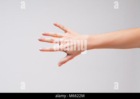 Main femme montrant cinq count. Femme main et doigts Banque D'Images