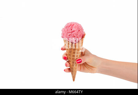 Hand holding strawberry ice cream cone sur fond blanc. Glace à la fraise en coupe du wafer. Banque D'Images