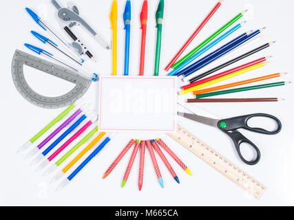 Les fournitures scolaires sur fond blanc. Retour à l'école Banque D'Images