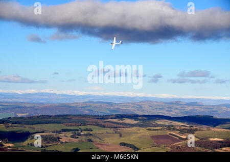 Vue depuis la colline de East Lomond dans Fife à l'intérieur des terres sur les montagnes de Cairngorm, au loin. Un planeur vole à proximité.. Banque D'Images