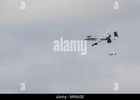 Un A-10C Thunderbolt II appareil supprime une bombe inerte sur une cible donnée par forces allié au cours de l'entraînement combiné, le 21 février 2018, à Moody Air Force Base, Ga, forces de l'allié de la Royal Air Force et de l'armée de Nouvelle-Zélande s'est rendu à Moody AFB pour former avec le 75e Escadron de chasse sur l'appui aérien rapproché de février 20-23. (U.S. Photo de l'Armée de l'air par le sergent. Eric Summers Jr.) Banque D'Images