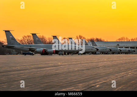 La base de la Garde nationale aérienne de Selfridges, Mich.-- 6 KC-135 Stratotanker actif de la 171e Escadron de ravitaillement en vol, 127e groupe de ravitaillement en vol, 127e Escadre ici, asseyez-vous à l'état dormant dans le service du matin jour briser ici aujourd'hui. Les membres du 171e Escadron de ravitaillement en vol ici, mener des missions de ravitaillement en vol à l'échelle nationale et internationale autour de l'horloge et l'une des deux missions effectuées par la 127e Escadre ici. Le 107e Escadron de chasse, 127e Division des enquêtes effectue le A-10 Thunderbolt II sol-air jet d'attaque et de la mission. (Air National Guard photo par Terry L. Atwell/libérés) Banque D'Images