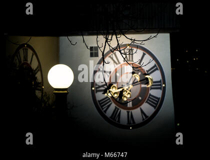 Lampadaire en premier plan avec l'Graz en toile de fond les clock tower Banque D'Images