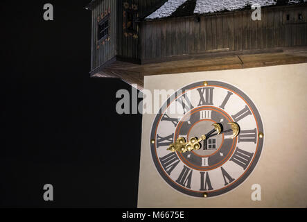 Close up de la tour de l'horloge de Graz est éclairée la nuit Banque D'Images