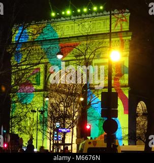 Arc de Triomphe toute illuminée pour le Nouvel An. Célébrations dans le monde entier. Avenue des Champs-Elysées à Paris, France. Banque D'Images