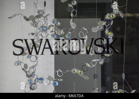 Graz, Autriche - 08.02.2018 : inscription Swarovski dans la fenêtre avec store décoration cristal qui pendent à l'arrière-plan Banque D'Images