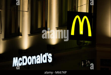 Graz, Autriche - 08.02.2018 : Le célèbre logo de MCDONALD'S en dehors de sa succursale dans le centre historique de Graz à nuit Banque D'Images