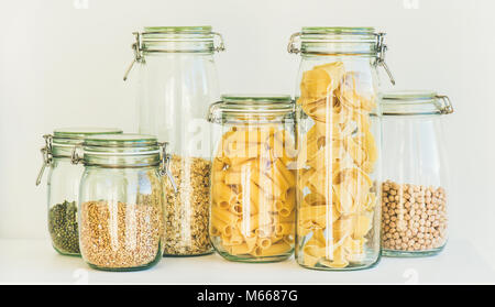 Les céréales, les grains, les haricots et les pâtes en pots Banque D'Images