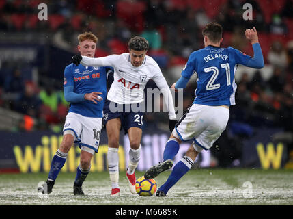 Tottenham Hotspur est Alli Dele (centre) batailles avec de Rochdale Callum Camps (à gauche) et Ryan Delaney pendant l'unis en FA Cup, 5e tour replay match au stade de Wembley, Londres. Banque D'Images