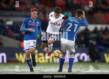 Tottenham Hotspur est Alli Dele (centre) batailles avec de Rochdale Callum Camps (à gauche) et Ryan Delaney pendant l'unis en FA Cup, 5e tour replay match au stade de Wembley, Londres. Banque D'Images