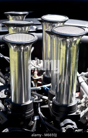 Prises d'air de trompette installé sur un Hot Rod engine Banque D'Images