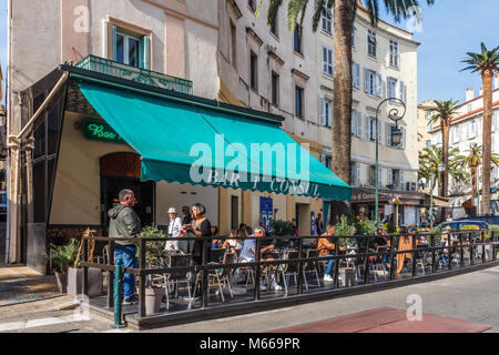 Les gens à l'extérieur d'un bar en Ajaccia, Corse, France Banque D'Images