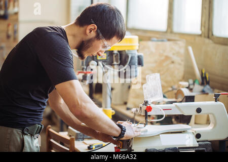 Carpenter à la transformation du bois à la scierie. Banque D'Images