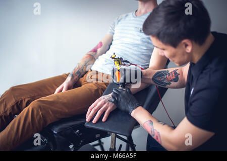 Rend maître de tattoo studio de tatouage. Banque D'Images