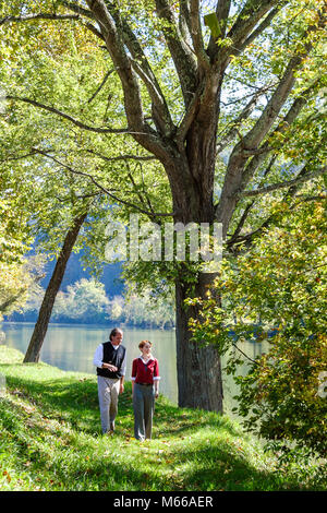 Virginie occidentale, Appalachia Greenbrier County, Alderson, eau de rivière Greenbrier, couple, adultes homme hommes, femme femme femme femme dame, arbres, visiteurs tra Banque D'Images