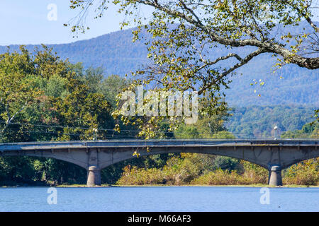 Virginie occidentale,Appalachia Greenbrier County,Alderson,eau de la rivière Greenbrier,arbres,Pont Alderson,pont, pont, liaison,connexion,montagnes Allegheny,visiteurs Banque D'Images