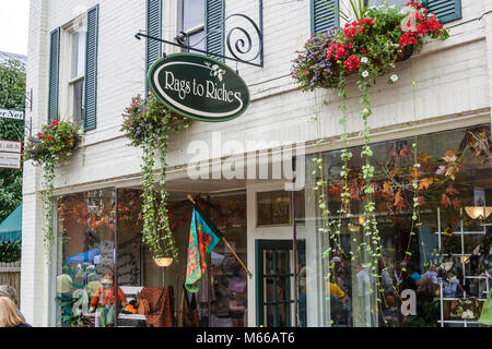 Lewisburg Virginie-Occidentale, Appalachian Appalachia Allegheny Mountains, Washington Street, rags to riches, shopping shopper shoppers Shop marché Banque D'Images