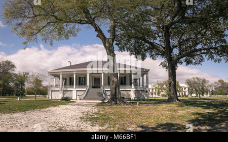 La belle architecture de l'Antebellum, Jefferson Davis Mansion à Biloxi, Mississippi. Au premier plan sont chênes vivent. Banque D'Images