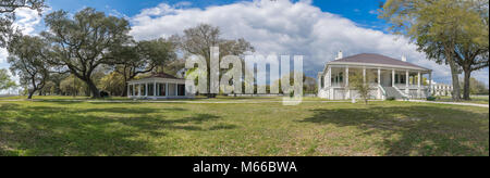 La belle architecture de l'Antebellum, Jefferson Davis Mansion à Biloxi, Mississippi. Au premier plan sont chênes vivent. Banque D'Images