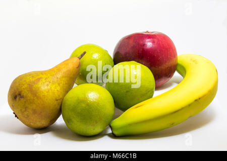 Pomme Rouge, banane, de chaux et de trois une poire à tous très naturels pas parfait mais toujours brillant et savoureux ! Banque D'Images